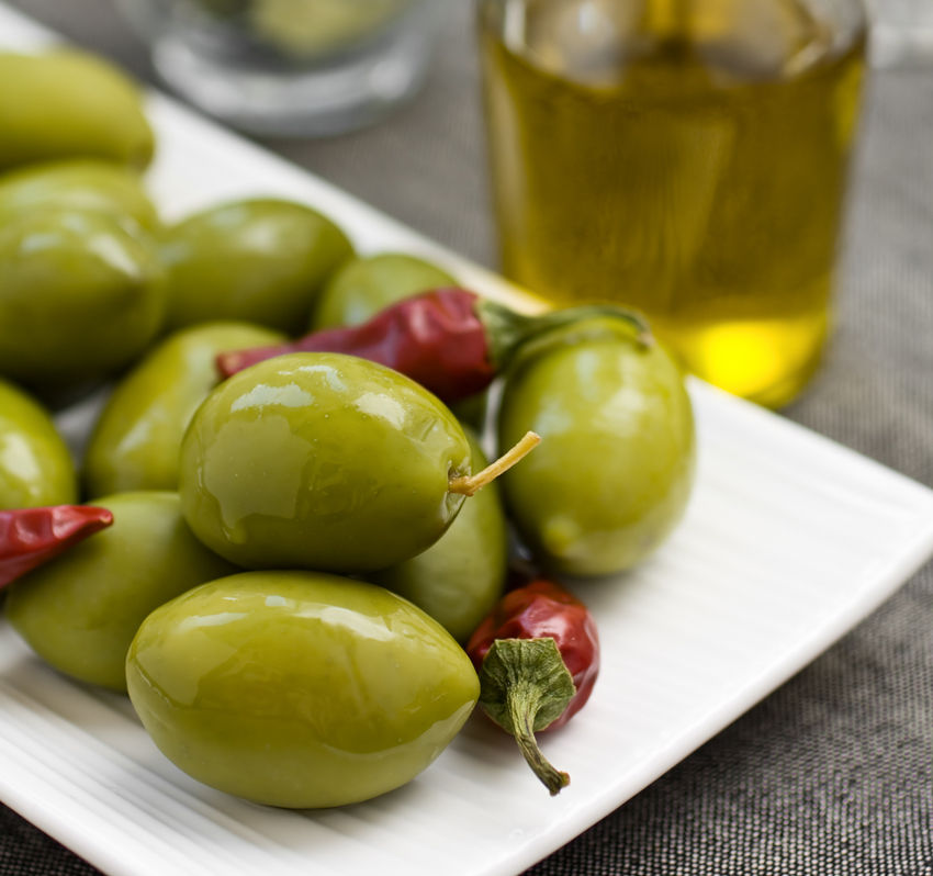Olive oil and a plate of Spanish olives